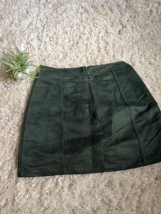 Soft faux suede Old Navy Forest Green Faux Suede Front-Zip A-Line Mini Skirt wit - Picture 2 of 7